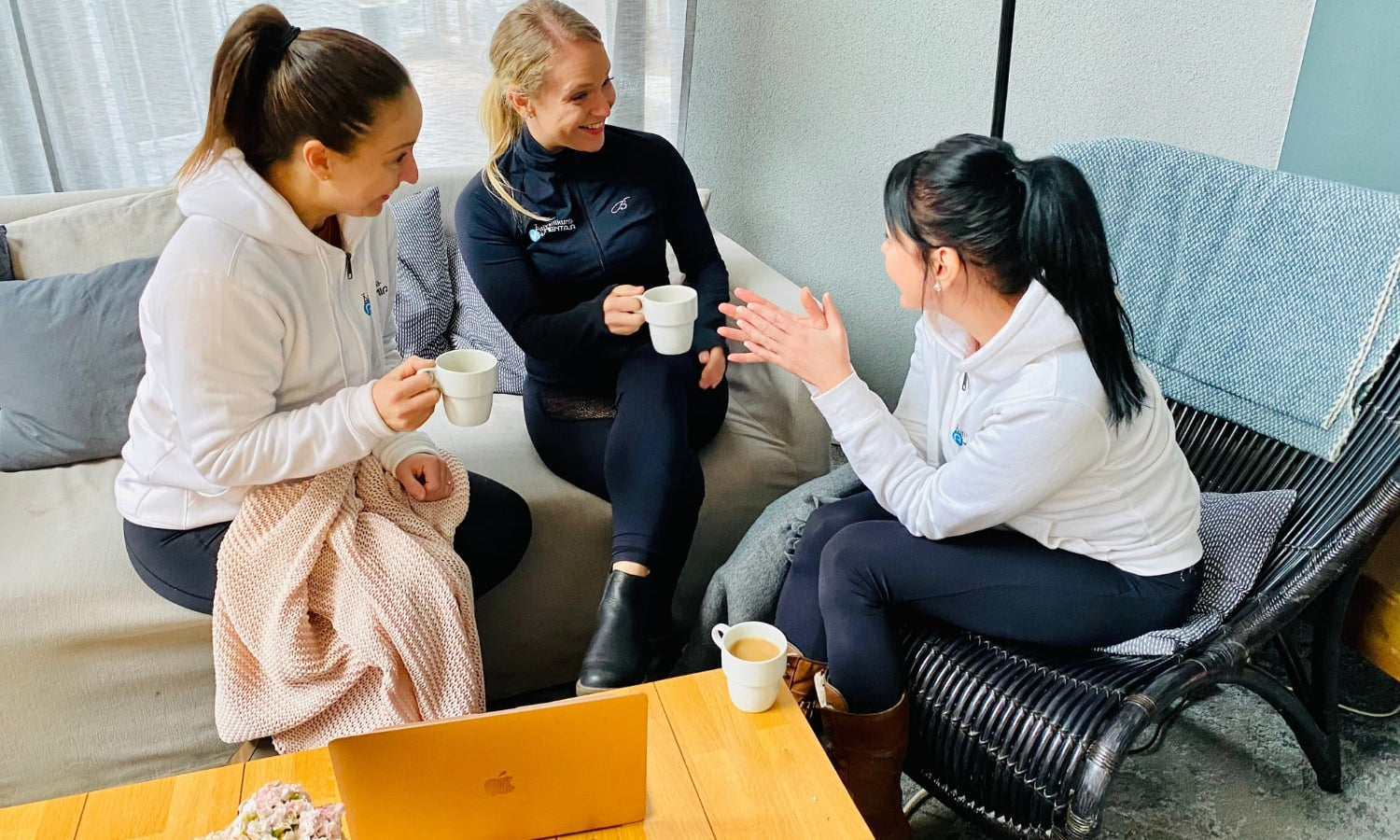 Kolme naista keskustelemassa kahvin äärellä esivaihdevuosista ja siitä, että oireet voivat alkaa jo 35-vuotiaana