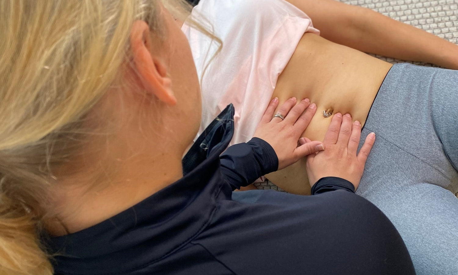 fysioterapeutti palpoi asiakkaan vatsaa vatsalihasten erkauma -tukimuksessa