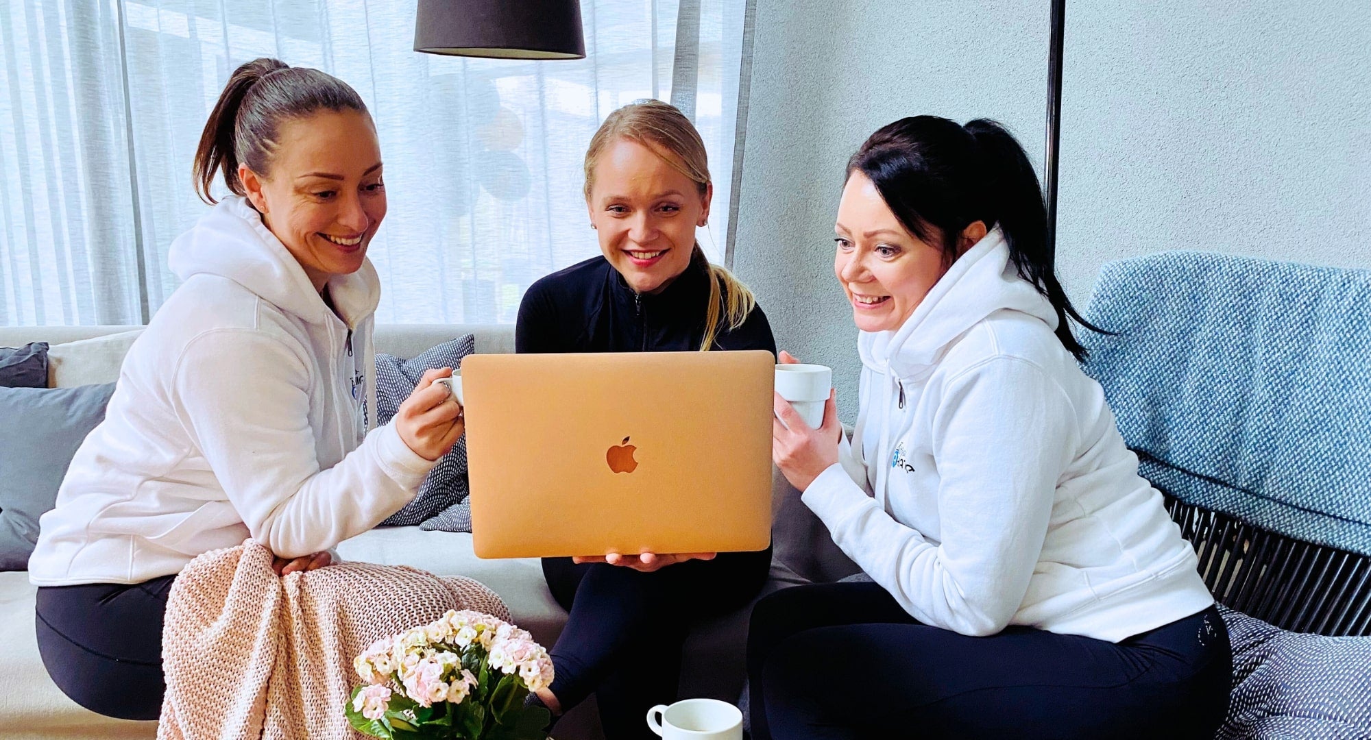 Naiset katsovat tietokoneella Äitiysliikunta-akatemian koulutuskalenteria