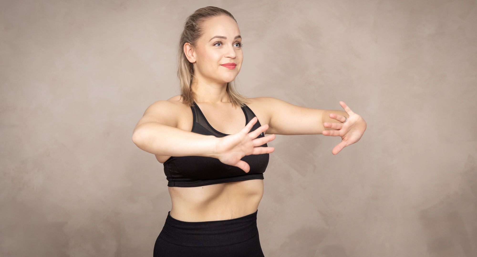 Sofia Lahtinen opettamassa hypopressive tekniikkaa