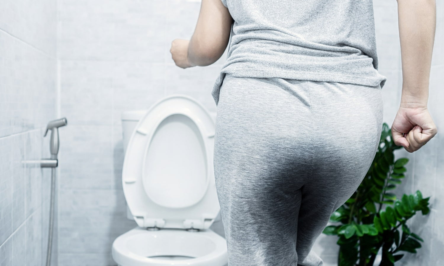 Henkilö kiiruhtamassa vessanpöntölle, housut jo kerenneet kastua