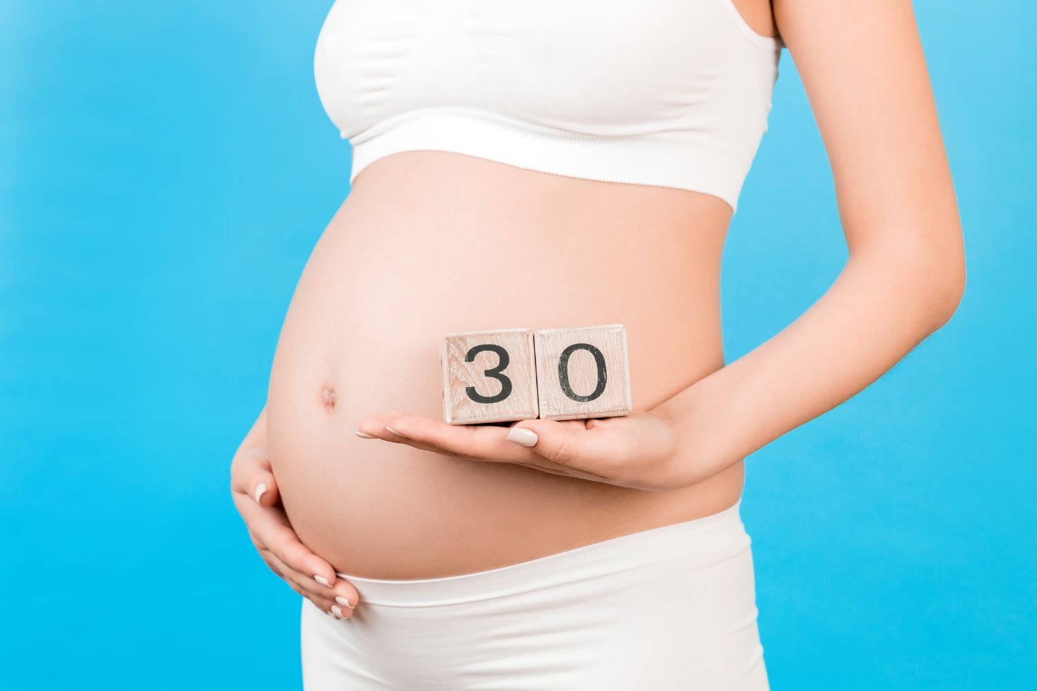 Raskaus: Raskausviikot 30 naisen raskausvatsa