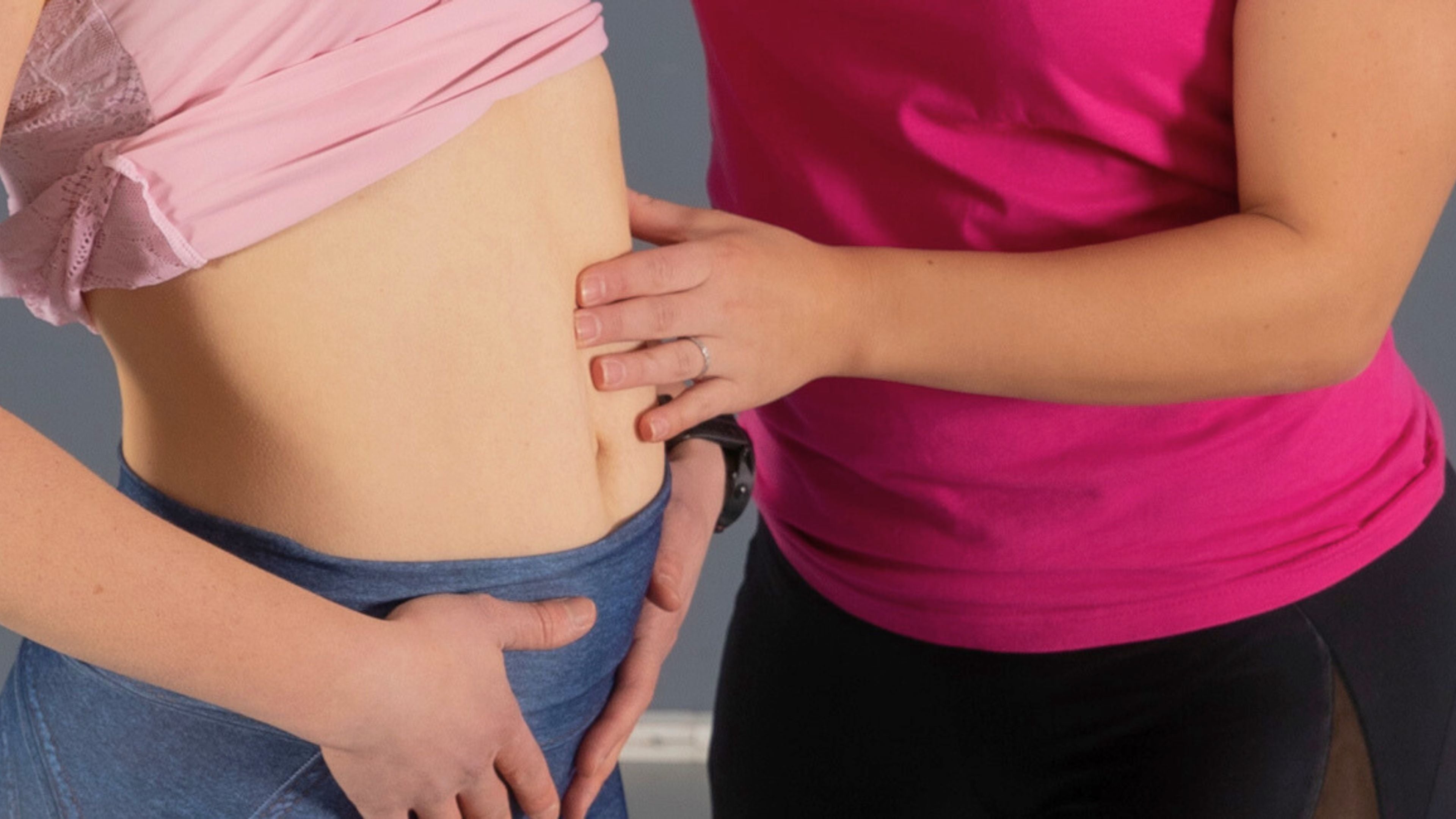 Kuvassa äitiysliikuntavalmentaja testaa vatsalihasten erkaumaa asiakkaalta