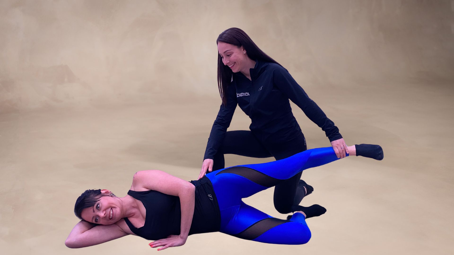 Kuvassa fysioterapeutti ohjaa pilates-harjoitusta asiakkaalle.
